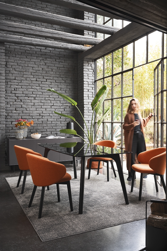 Γυάλινη τραπεζαρία φιμέ με μίνιμαλ βάση και αντανάκλαση — Connubia by Calligaris — Αθήνα — Adamopoulos Casa Ideale